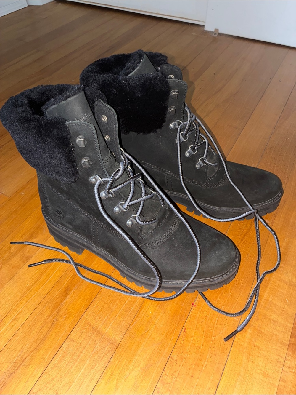 TIMBERLANDS - Women’s Black Fur-Lined Lace-Up Winter Boots - SIZE: 10